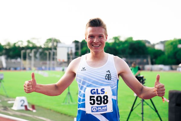 Jonas Kulgemeyer (OTB Osnabrueck) freut sich ueber den Finaleinzug ueber 1500m am 15.07.2022 waehrend den deutschen Leichtathletik-Jugendmeisterschaften 2022 in Ulm